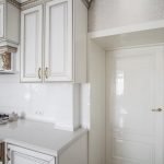 Белый кухонный гарнитур и простая дверь