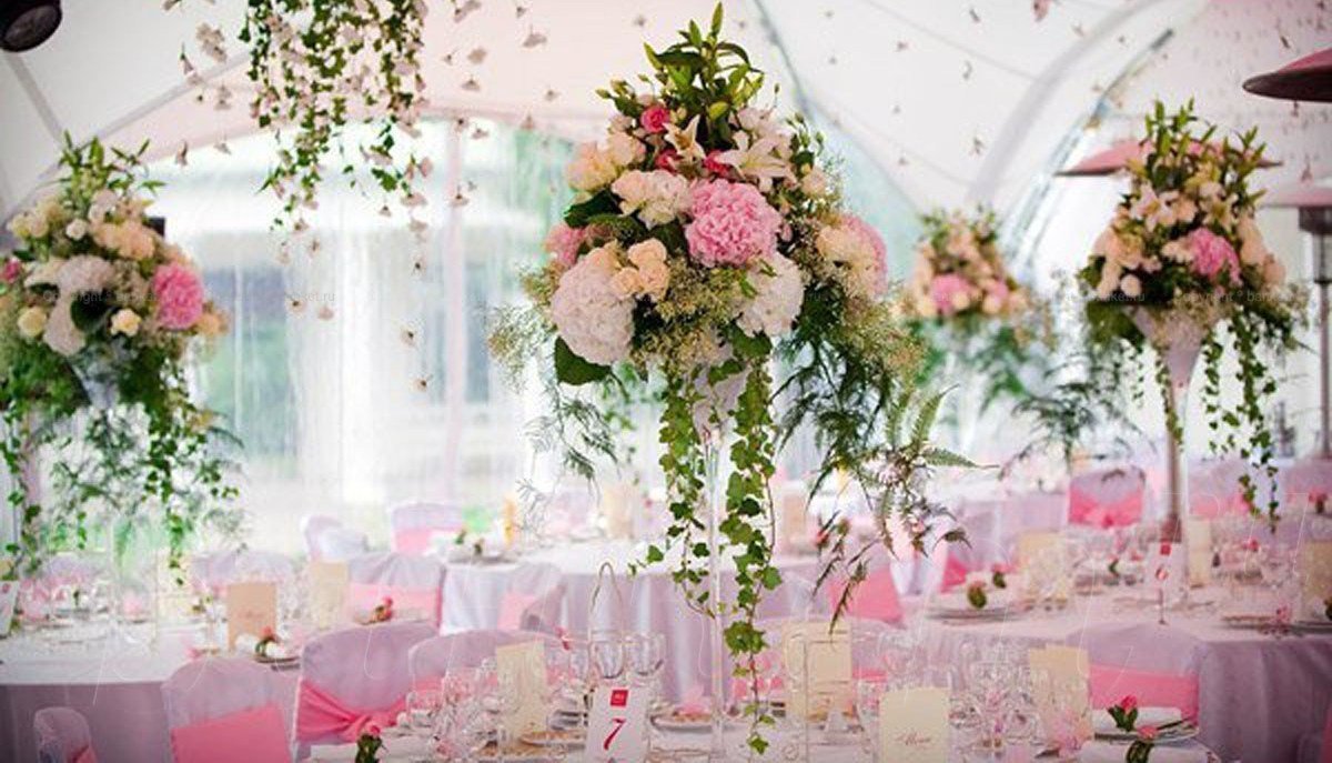 Украшение свадебного зала живыми цветами