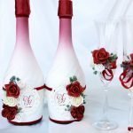 Красные и белые розы на бутылках и бокалах