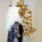 Жених целует невесту на бутылке