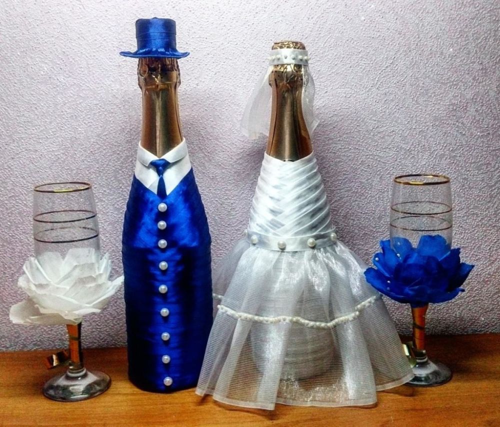 Свадебные бутылки в костюмах жениха и невесты