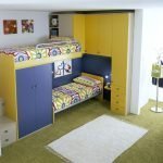 Желто-синяя мебель в детской