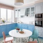 Бело-голубая кухонная мебель в интерьере