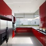 Яркая цветовая гамма в интерьере кухни частного дома