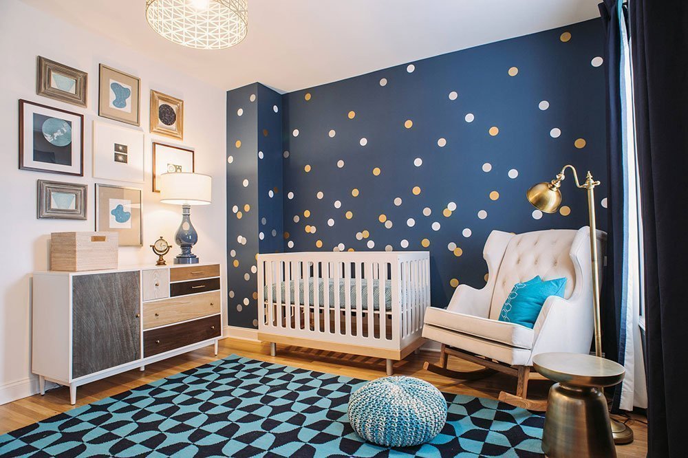 Декор комнаты для ребенка с синими стенами
