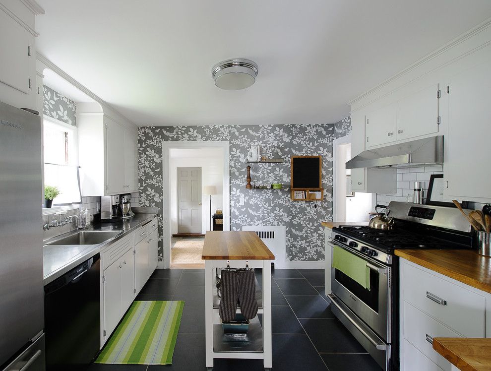 Белая кухня в современном стиле: белый кухонный гарнитур и обои для белой кухни