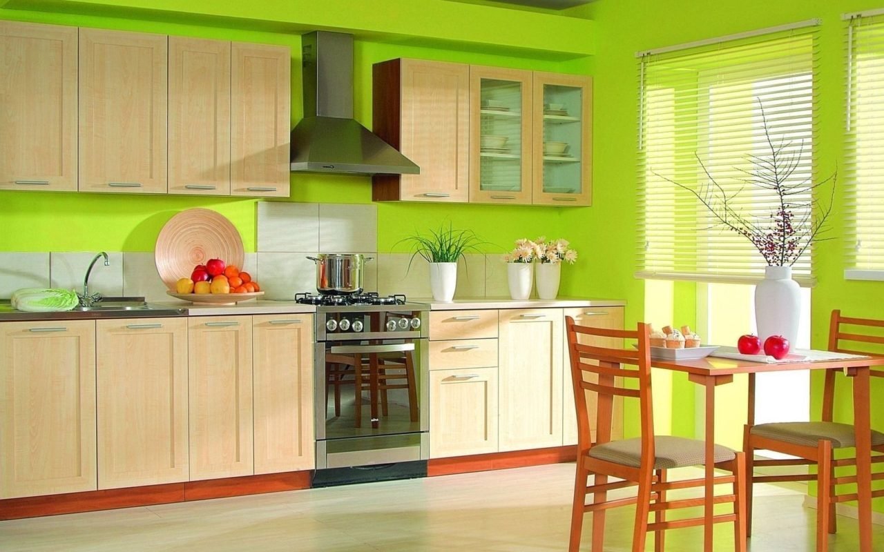 Яркий дизайн кухни с зелеными обоями