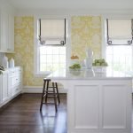 Желтые обои в белом интерьере кухни
