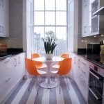 Оранжевые стулья в сером интерьере кухни