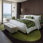 Зеленый ковер в спальне