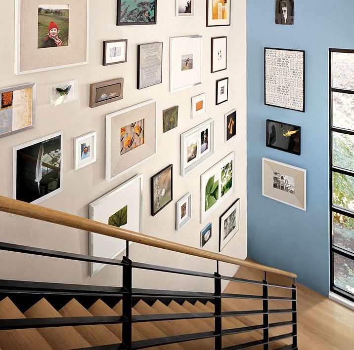 Можно разместить на стене. Как красиво разместить фотографии на стене. Повесить фото на стену красиво. Размещение фоторамок на лестнице. Красивое расположение рамок в коридоре.