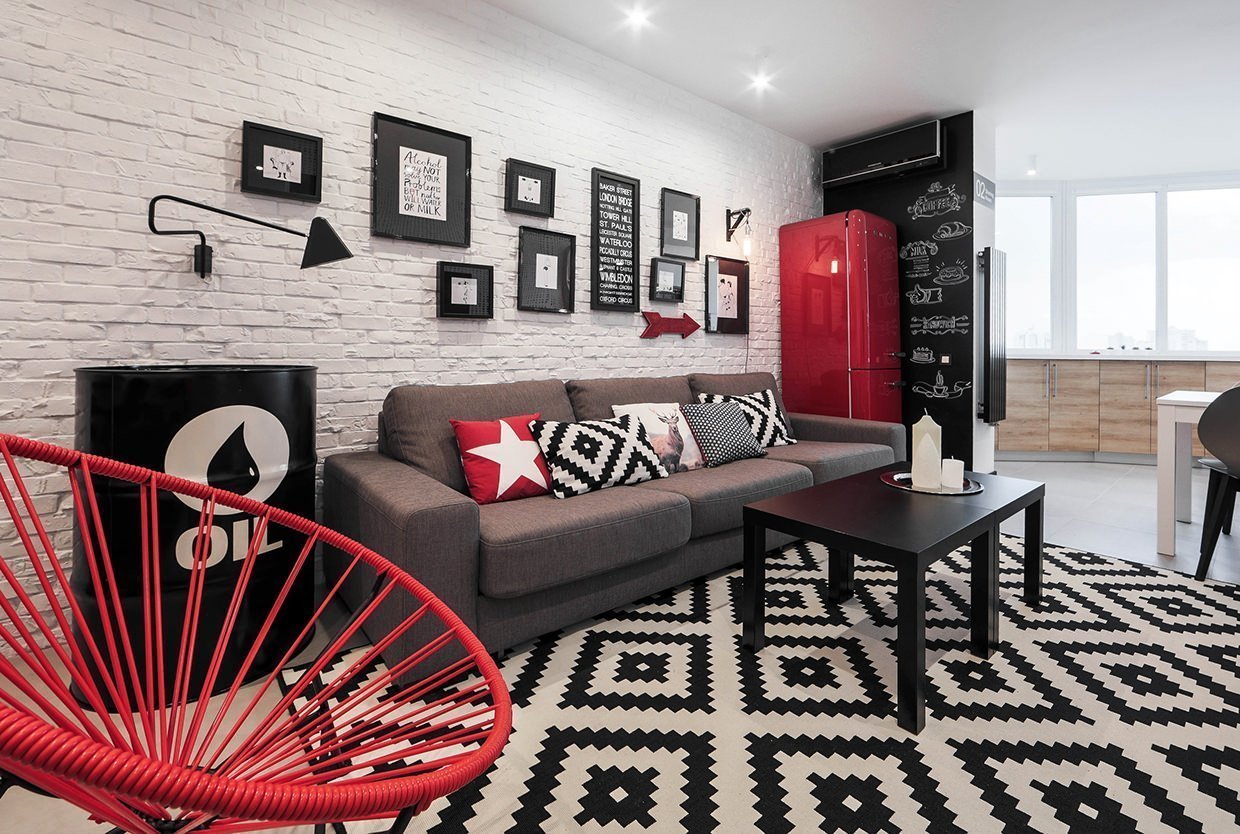 Красные элементы декора в черно-белой квартире студии