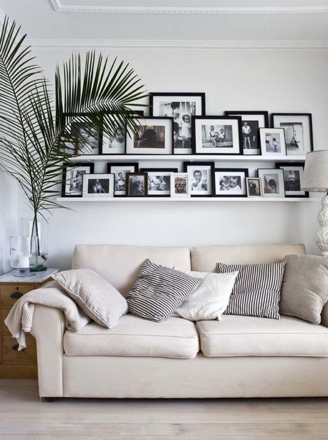 Фото над диваном в гостиной как оформить. Декор стен в гостиной в современном. Рамки на стене в интерьере. Полочки над диваном. Декор над диваном.