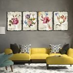 Картины с цветами над диваном
