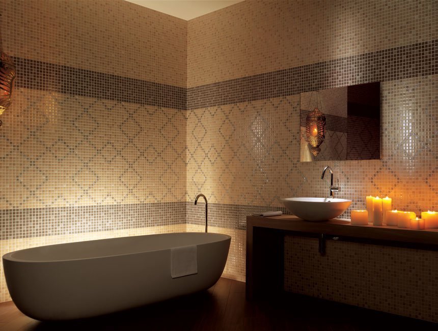 Керамическая мозаика в интерьере ванной