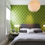 Зеленая текстура на стенах в спальне