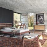 Деревянная мебель в спальне с серыми стенами
