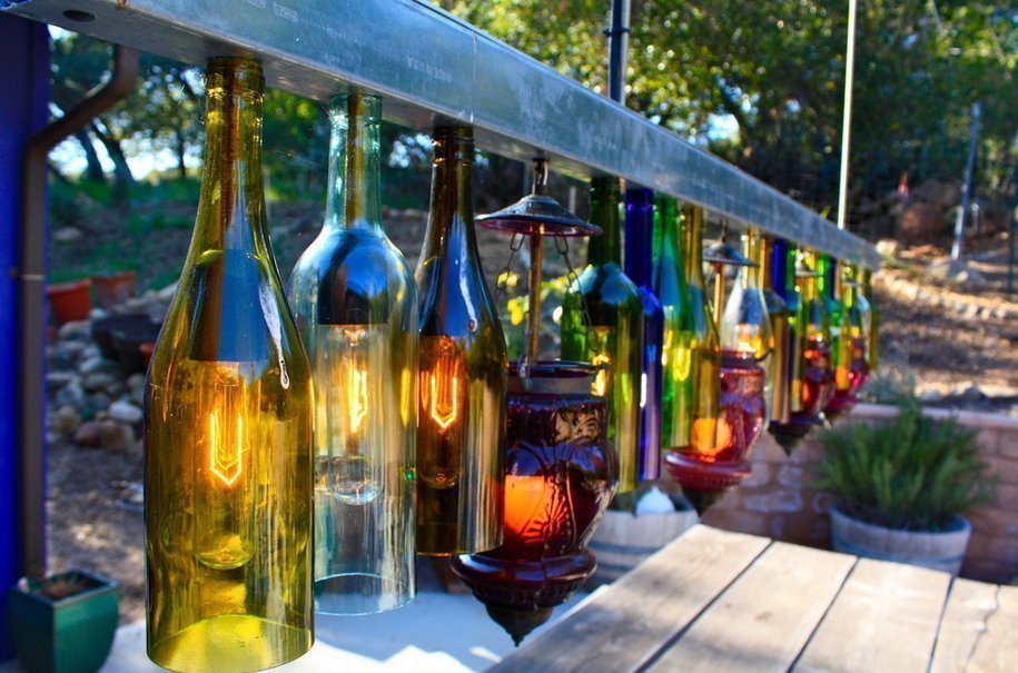 Декор стеклянными бутылками на участке