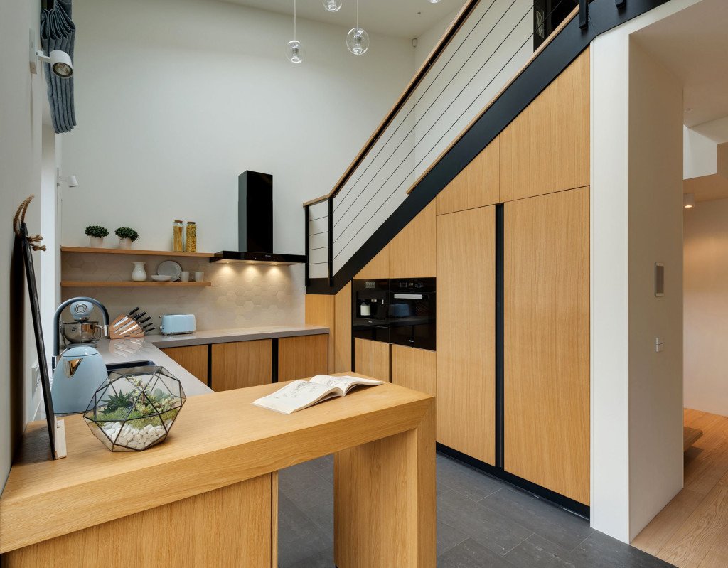 Звукоизоляция двухъярусной квартиры при помощи дерева на полу и специальных материалов на стенах