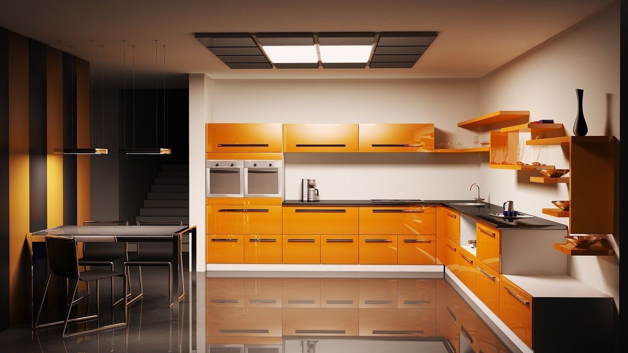 Оранжевый мебельный гарнитур в кухне