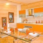 Сочетание оранжевого и древесины на кухне