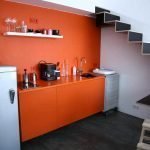 Однотонная оранжевая кухня