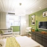 Зеленые стены в спальне с детской кроваткой