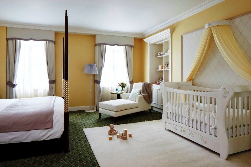 Просторная спальня для родителей с ребенком
