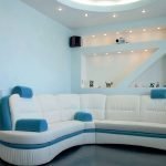 Белый диван в голубом интерьере