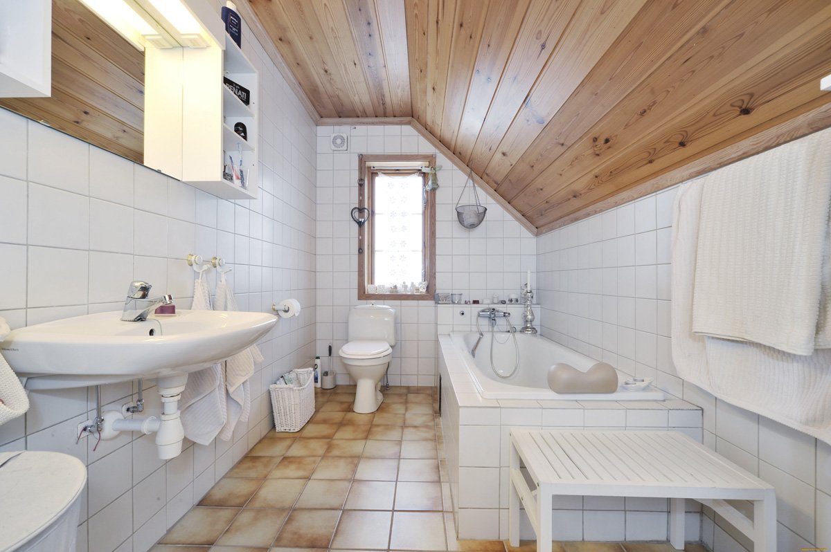Ванная комната на мансарде в частном доме