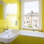 Желтый кафель в ванной с окном