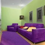 Фиолетовая мебель и зеленые стены