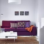 Фиолетовая софа с подушками