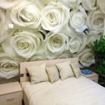 Белые розы в декоре спальни