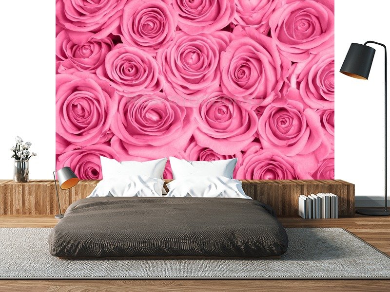 Яркие розы на стене в спальне