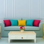 Голубой диван с разноцветными подушками