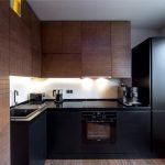 Черная кухонная мебель в белом интерьере