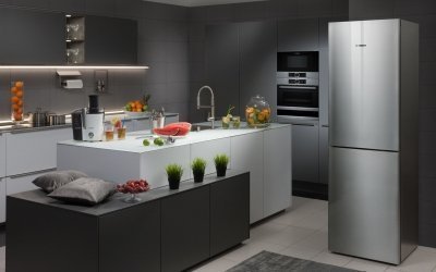 Холодильник в интерьере кухни +75 фото
