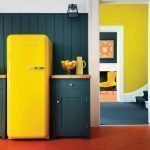 Сочетание серой стены и желтого холодильника