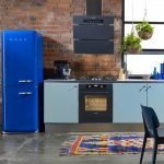 Синий холодильник на кухне