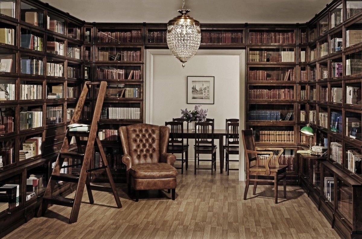 Домашняя библиотека с деревянными шкафами