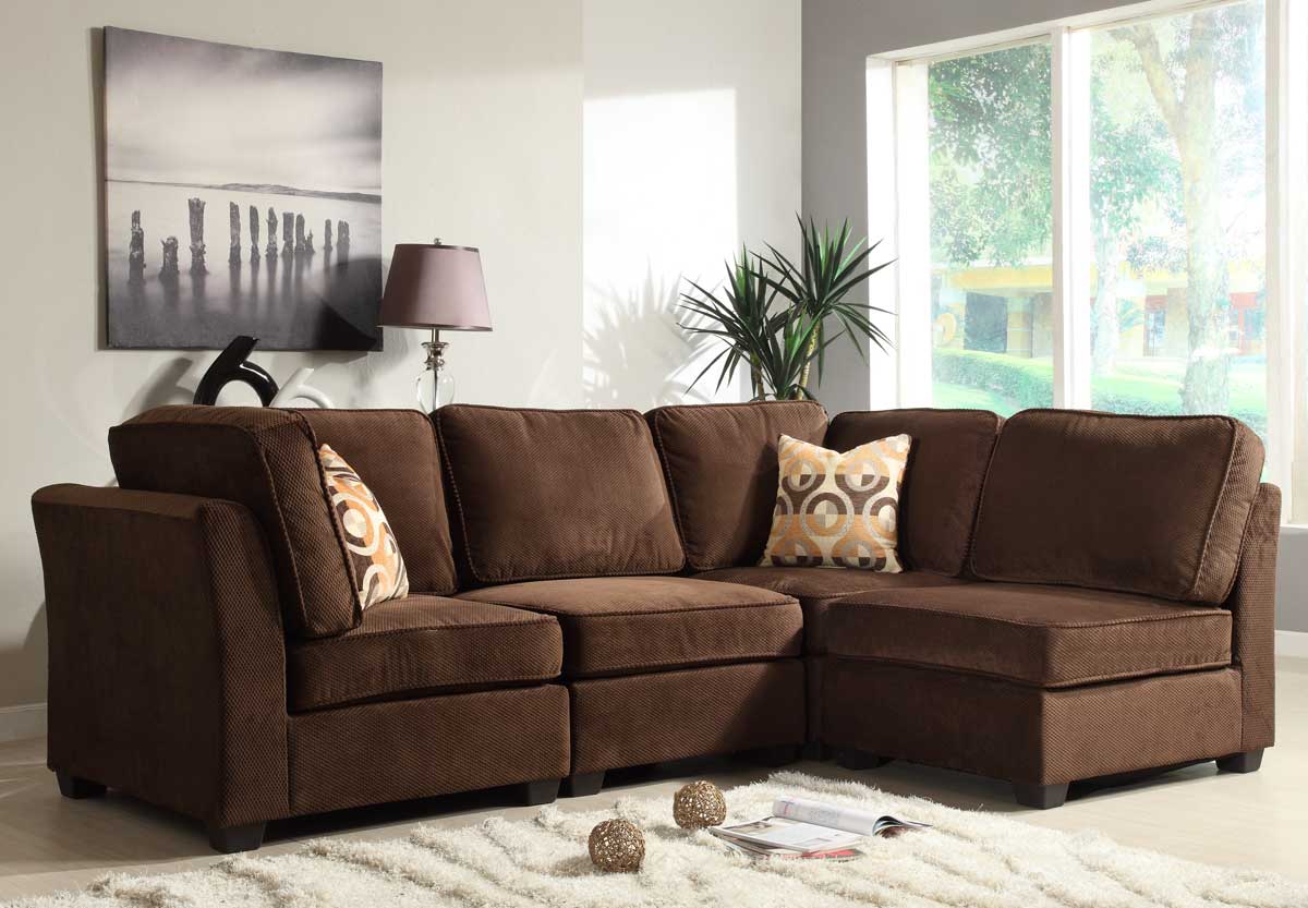 Простой угловой диван коричневого цвета