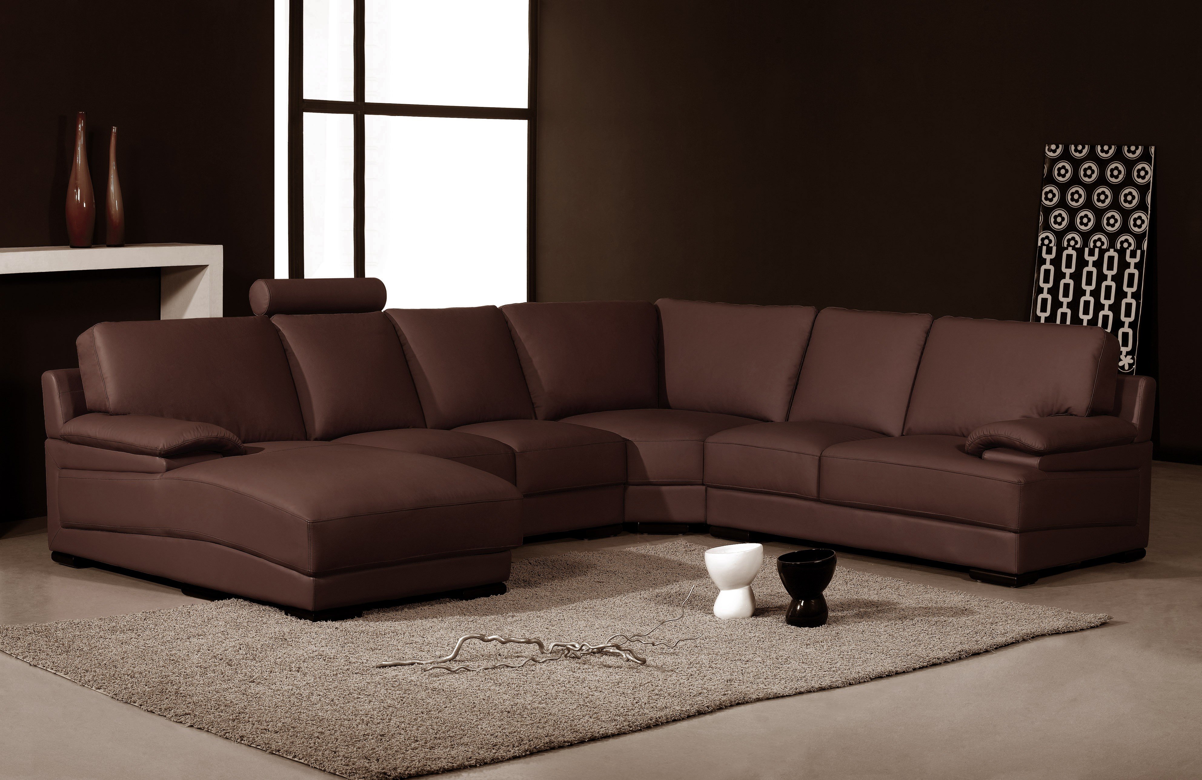 Стильный коричневый диван в гостиной