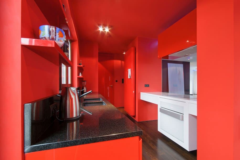 Кухня с красными стенами