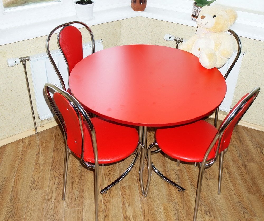 Красный круглый стол в интерьере