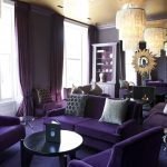 Темно-фиолетовая мебель в гостиной