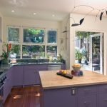 Фиолетовый мебельный гарнитур для кухни