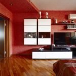 Белая мебель в красном интерьере