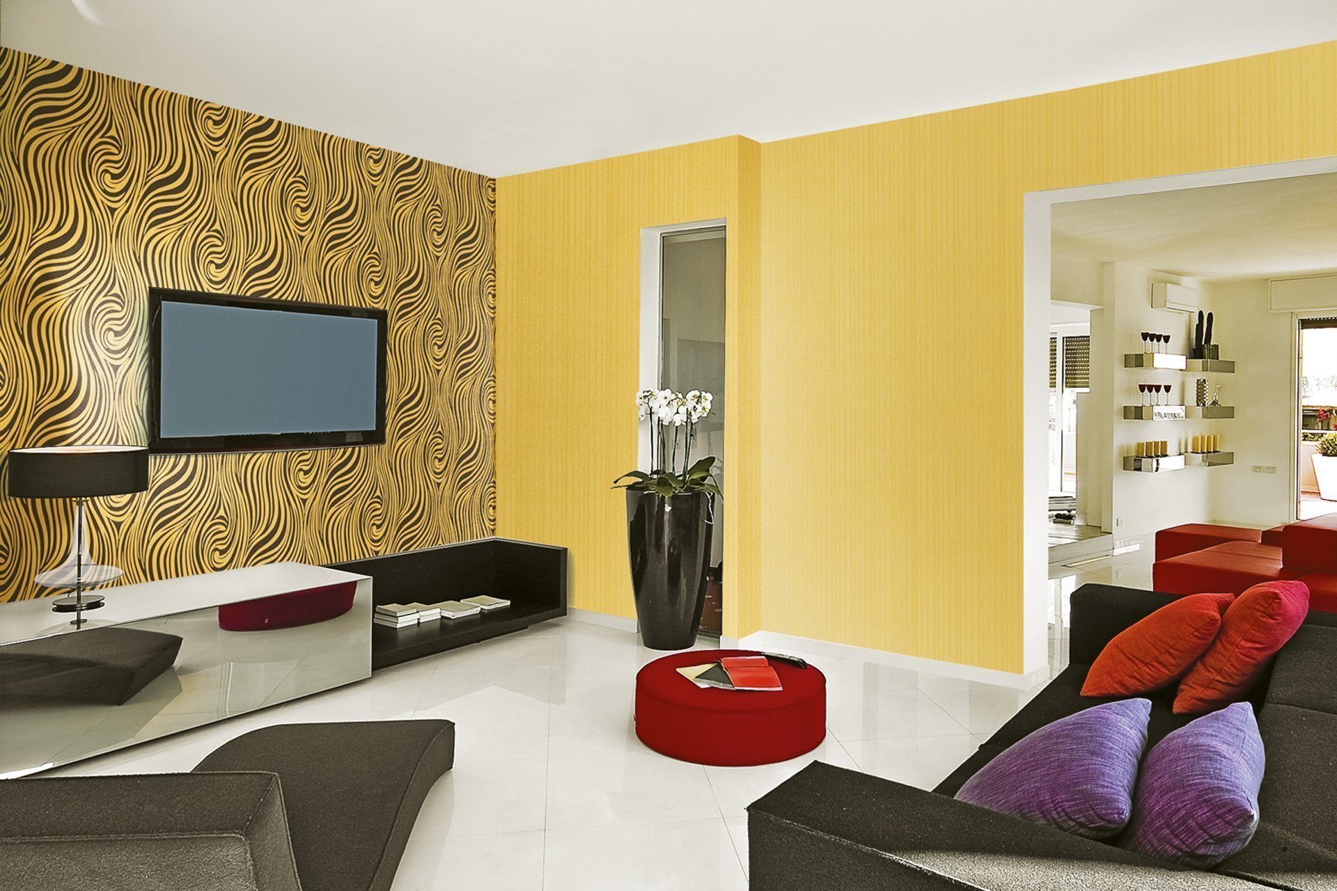 Желтые стены и белый пол в гостиной