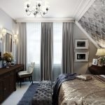 Спальня на мансарде с серыми шторами
